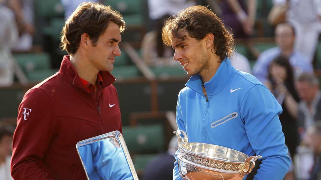 Rafael Nadal y Roger Federer posan con sus trofeos tras la final de 2011. AP