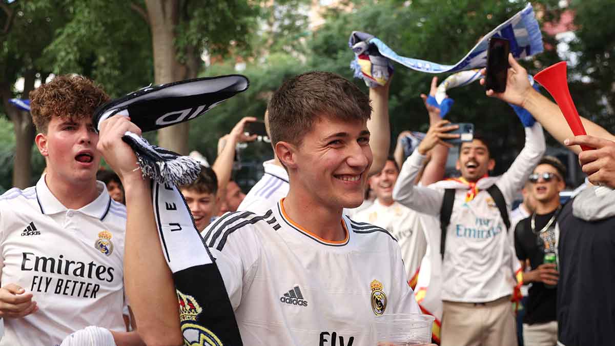 ¡Una marea blanca! Así fue el espectacular recibimiento al Real Madrid