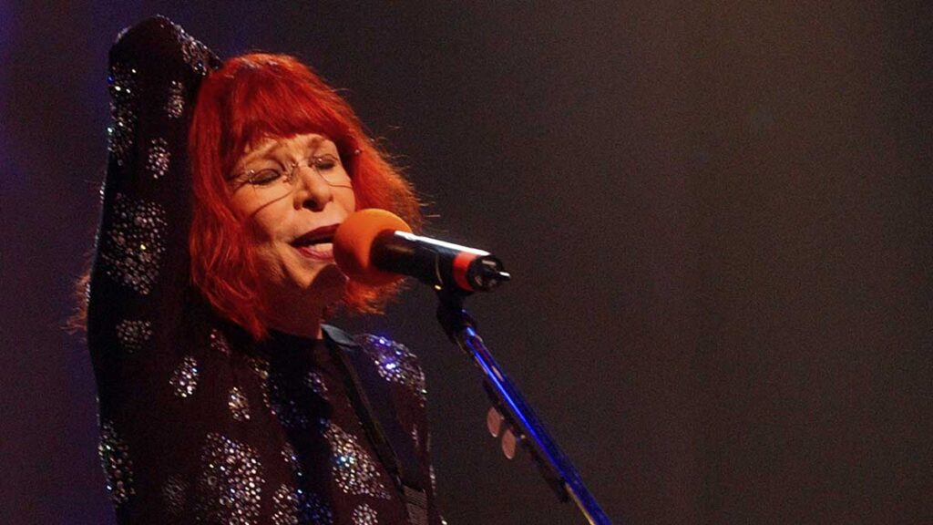 Rita Lee se presenta en concierto en Buenos Aires. AP
