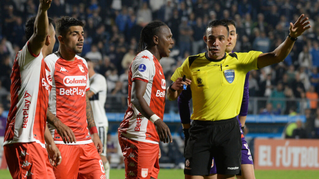 Hugo Rodallega habla con el árbitro. - Vizzor Image.