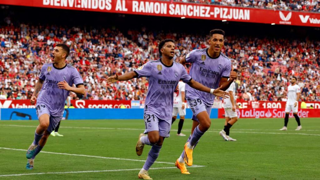 Rodrygo festeja uno de sus dos goles con los que el Real Madrid venció al Sevilla.