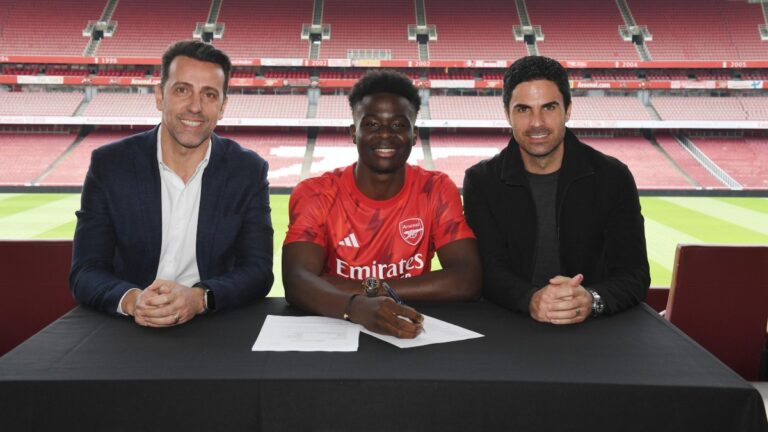 Bukayo Saka renueva contrato con el Arsenal hasta 2027
