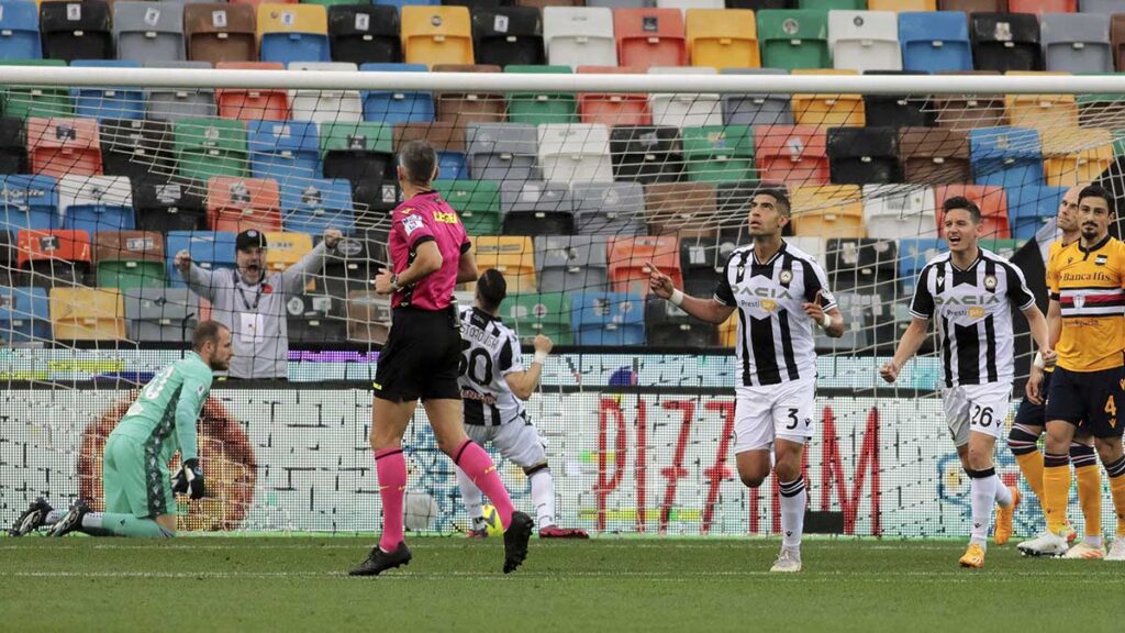 Adam Masina festeja tras marcar el segundo gol de Udinese. AP