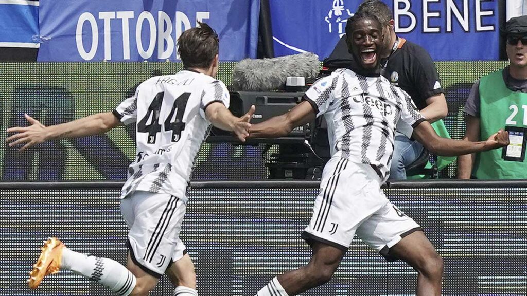 Samuel Iling-Junior celebra tras anotar el primer gol de Juventus. AP
