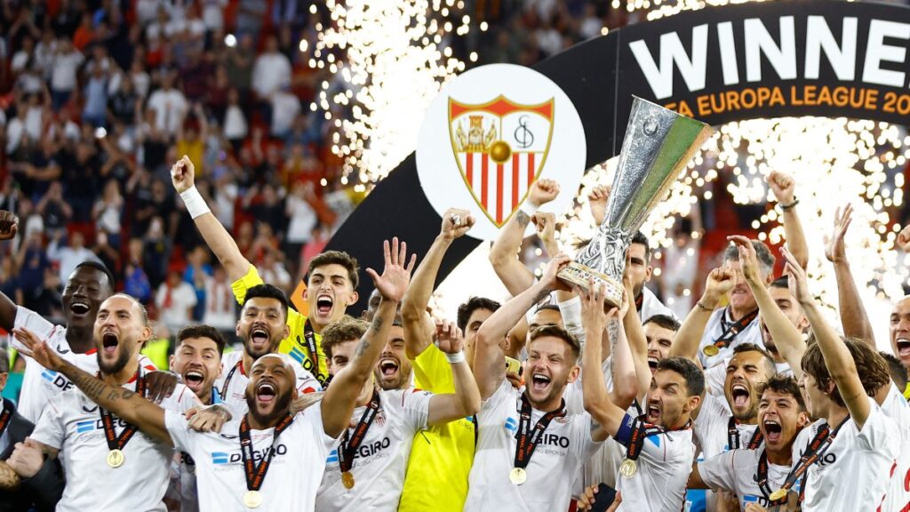 Jugadores de Sevilla celebran el título de Europa League. - Reuters.
