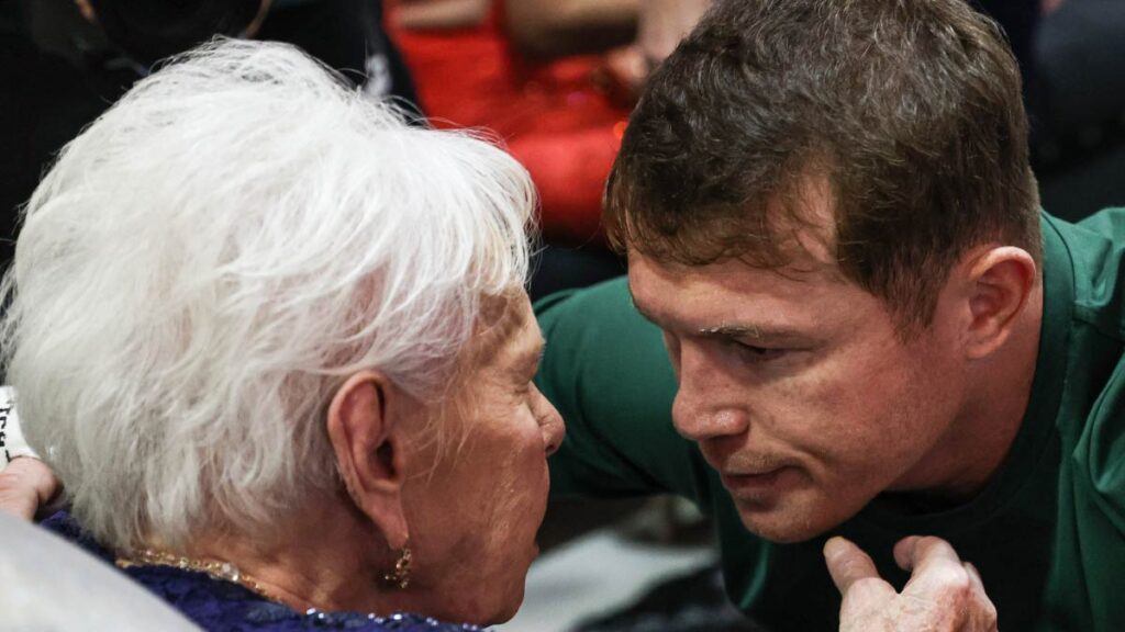 ¡Para llorar de alegría! El tierno momento entre Canelo Álvarez y su abuela | @MatchroomBoxing