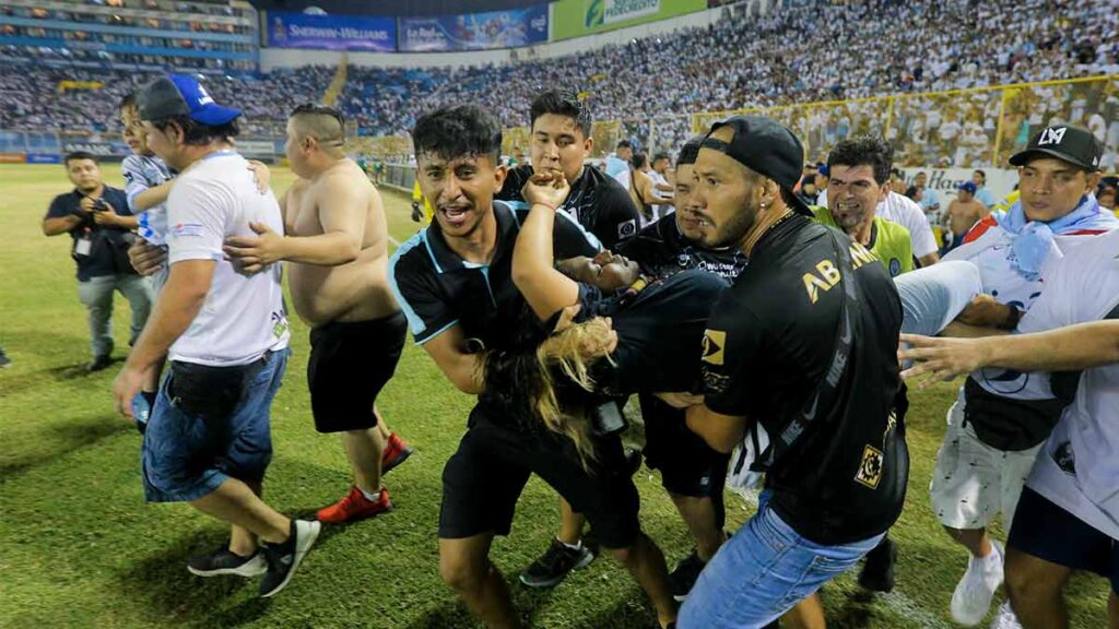 Estampida deja 12 muertos en partido de fútbol en El Salvador | AP