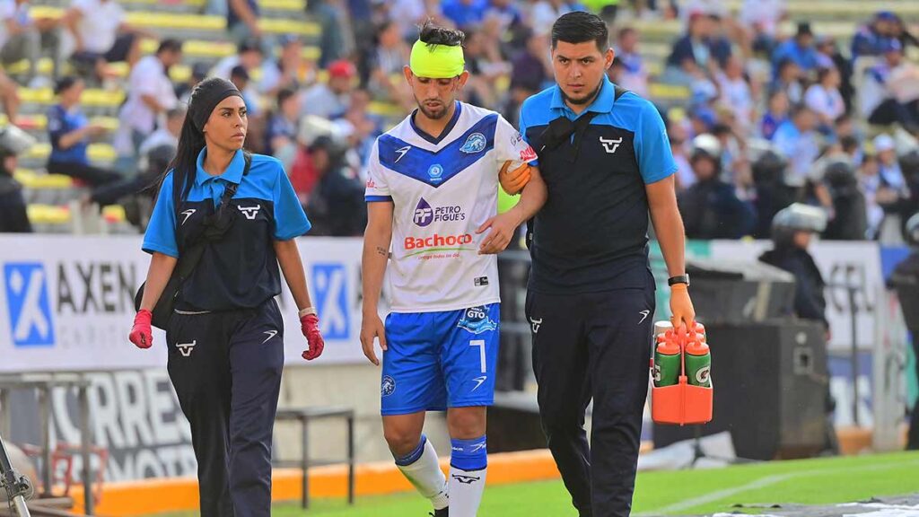 Mario Trejo se va expulsado luego de una peligrosa entrada sobre Diego Aguilar | Imago7