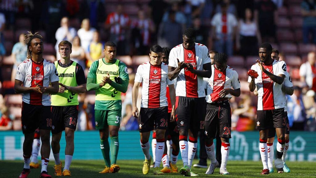 Los jugadores del Southampton lamentan la derrota. Reuters