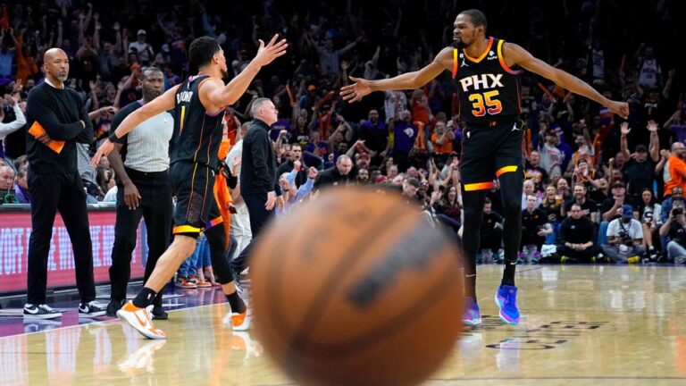 Los Suns dan señales de vida gracias a Booker y Durant y obtienen su primer triunfo ante Nuggets