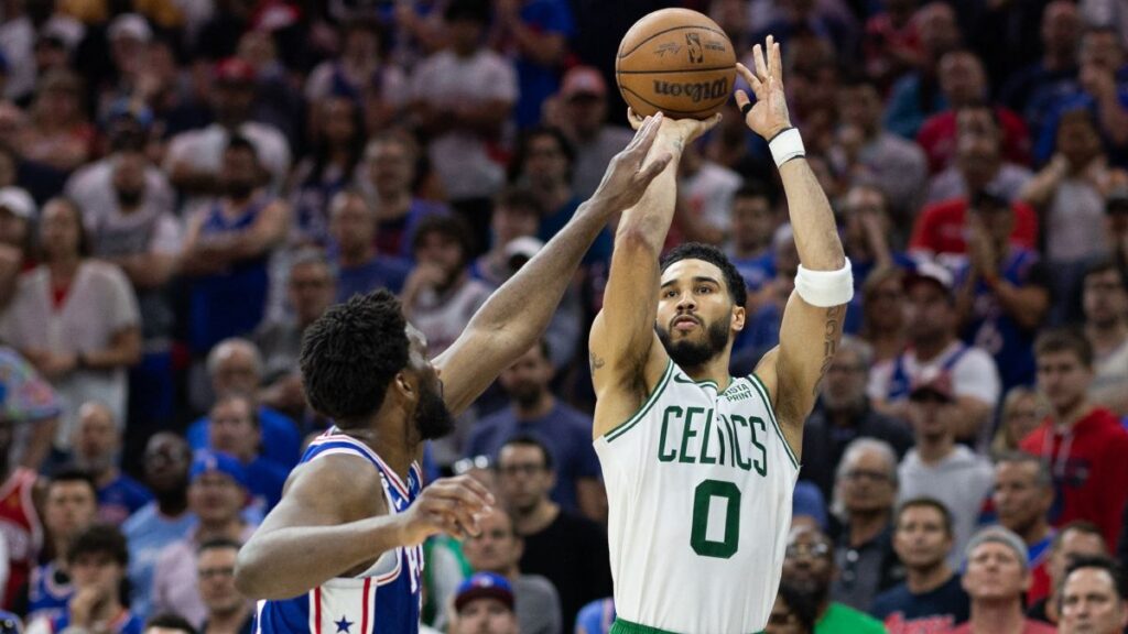 Tatum lidera a los Celtics en una victoria crucial sobre los 76ers en el  sexto partido - ClaroSports