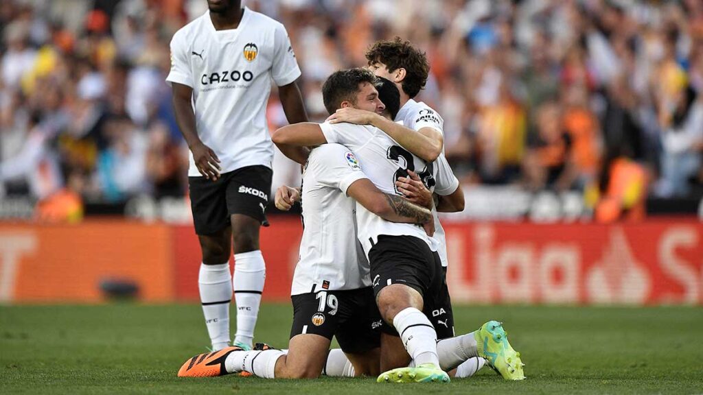Los jugadores del Valencia festejan el triunfo ante el Real Madrid. Reuters