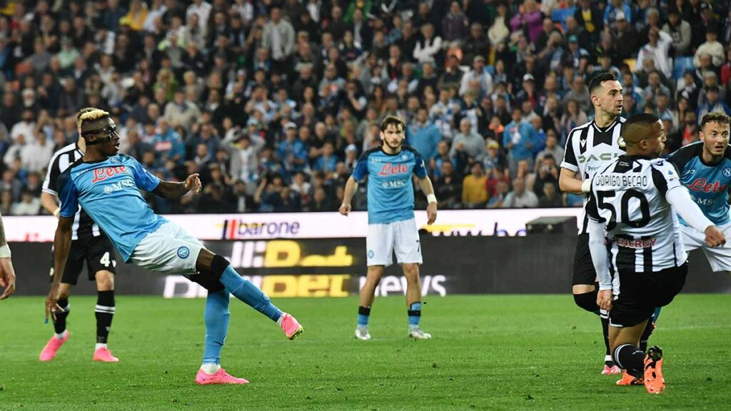 Victor Osimhen marca el histórico gol. Reuters