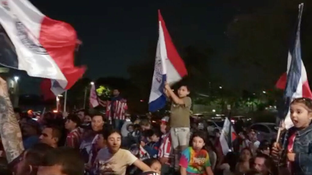 Chivas recibe serenata de sus aficionados previo a la gran final