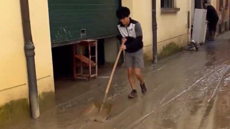 Yuki Tsunoda ayuda con la limpieza de las calles de Emilia Romagna tras las inundaciones