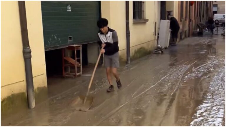 Yuki Tsunoda pone el ejemplo y ayuda a la limpieza tras las inundaciones en Italia