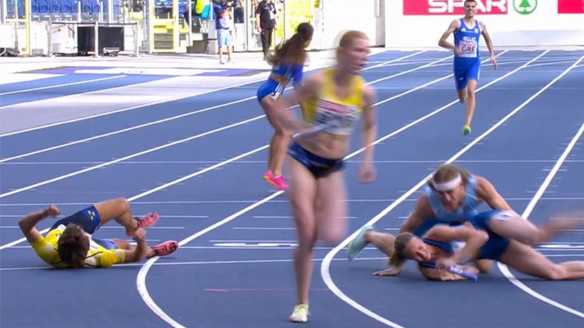 ¡Caída inverosímil! Atletas tropiezan en pleno relevo en Cracovia 2023