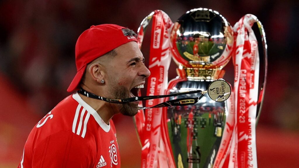 Nicolás Otamendi se va como campeón del Benfica