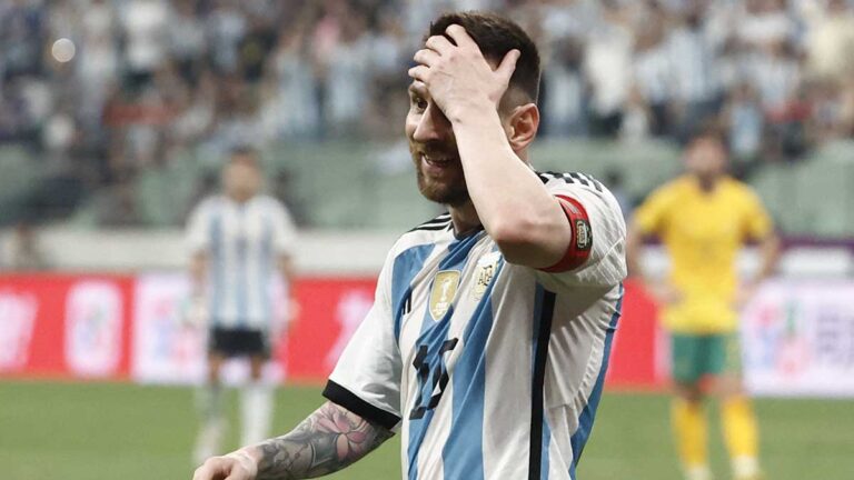 Messi mete tres golazos en la despedida de Maxi Rodríguez del fútbol profesional