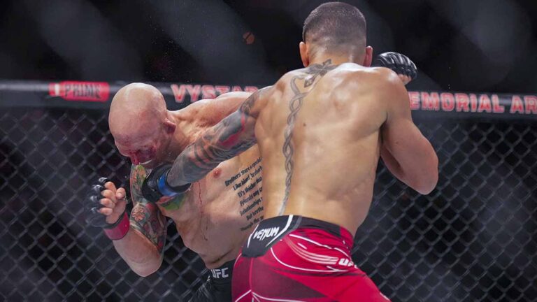 Ilia Topuria aplasta a Josh Emmett y se lleva la victoria en UFC Jacksonville