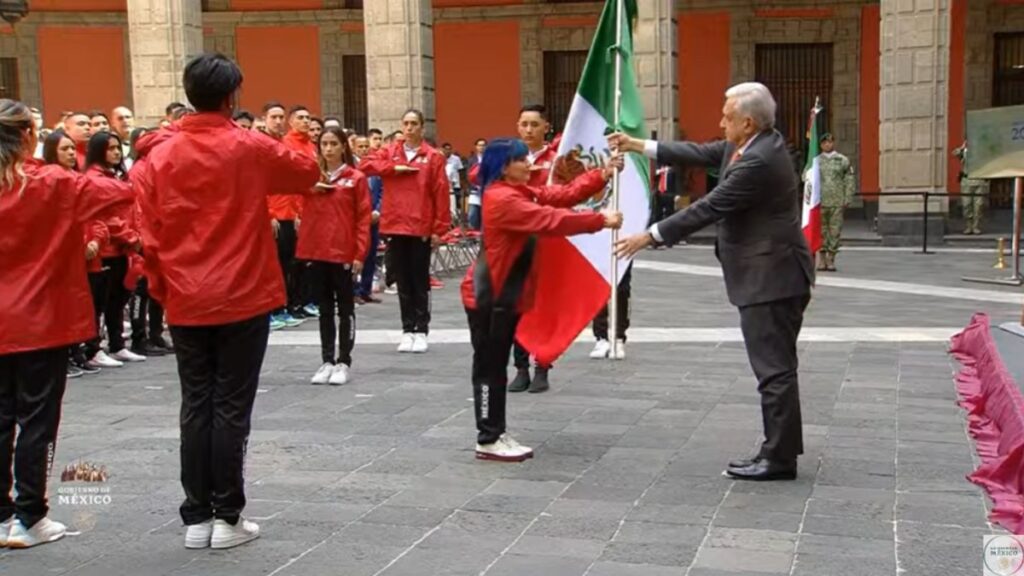 AMLO entrega la bandera a Alexa Moreno durante el abanderamiento de los JCC