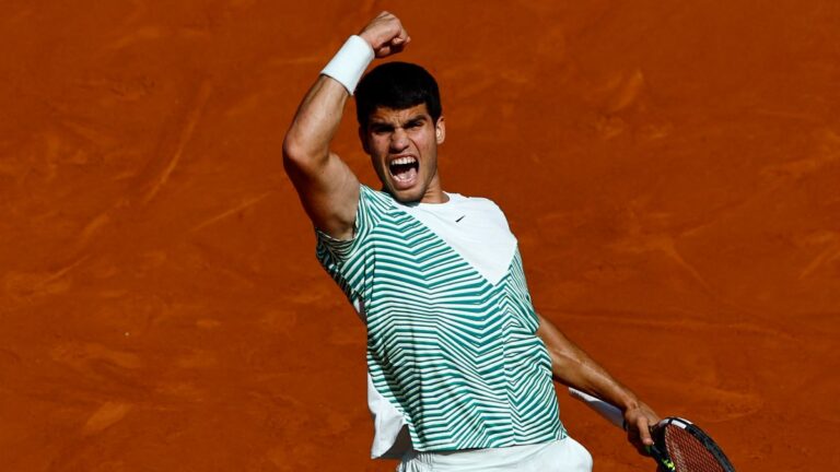 ¡El punto del torneo! Espectacular remate de Carlos Alcaraz en semifinales de Roland Garros