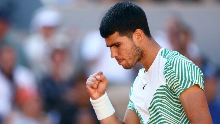 Final adelantada en Roland Garros: Alcaraz vence caminando a Tsitsipas y enfrentará a Novak Djokovic en semifinales