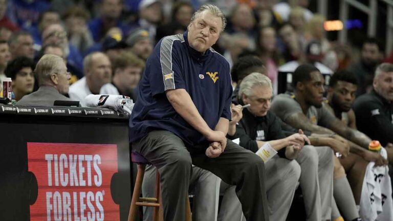 Bob Huggins renuncia como entrenador de West Virginia tras su arresto