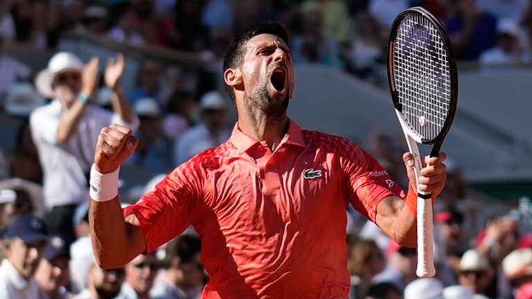 Djokovic ignora los abucheos y clasifica a la cuarta ronda en Roland Garros