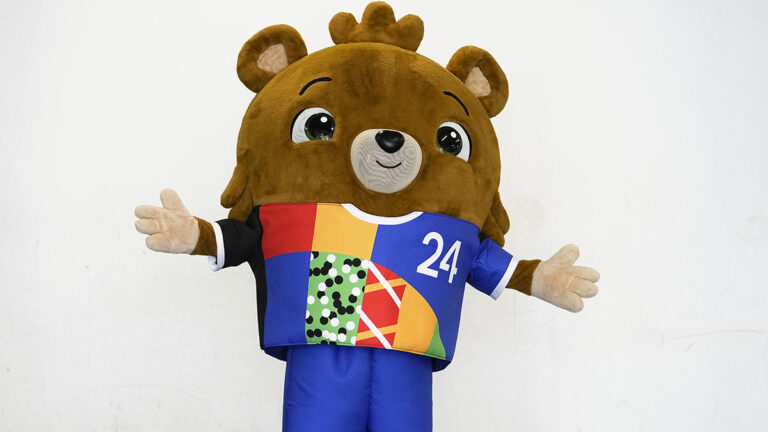 Alemania presenta un oso de peluche como mascota de la Eurocopa 2024