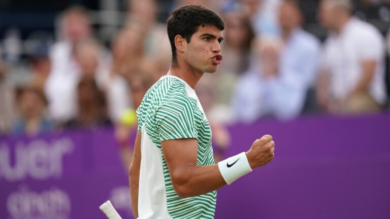 Carlos Alcaraz alcanza su primera semifinal sobre césped en Queen’s