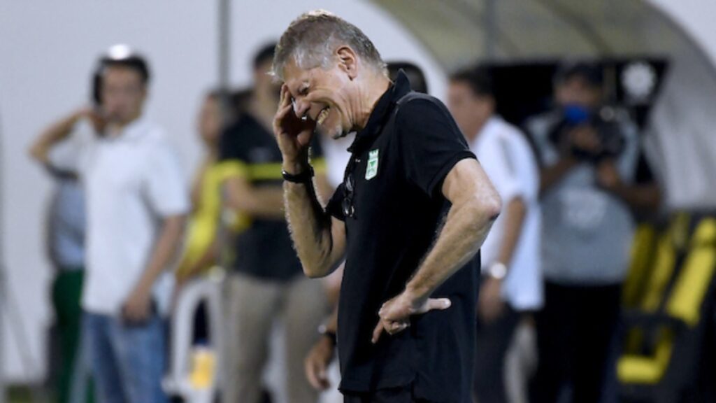 Paulo Autori dirigiendo a Nacional.