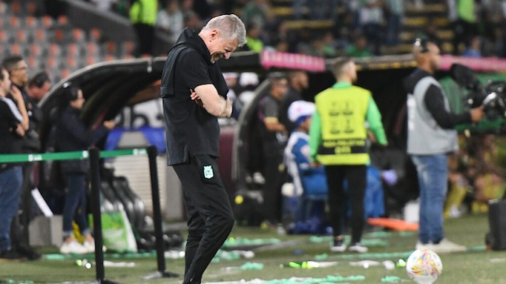 Paulo Autuori dirigiendo a Nacional.