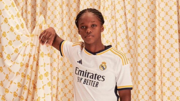 Linda Caicedo presenta la nueva camiseta del Real Madrid