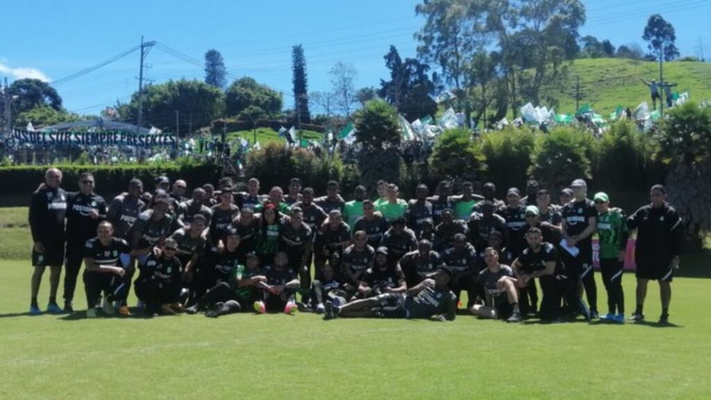 Jugadores e hinchas de Nacional en banderazo.