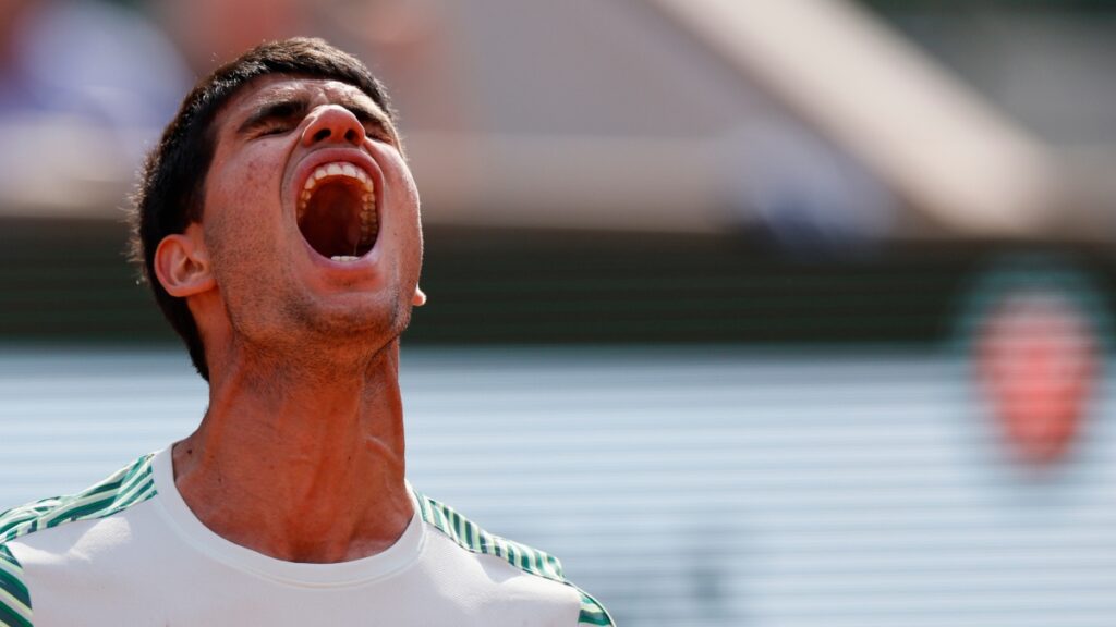 Carlos Alcaraz reacciona durante la semifinal contra Novak Djokovic.