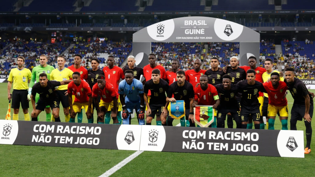 Los jugadores de Brasil y Guinea posan con un mensaje contra el racismo.