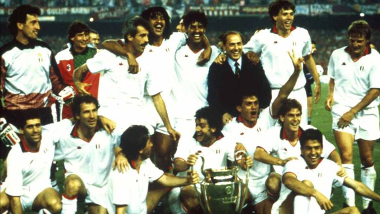 Así fue el Milan de Berlusconi: de salvarles de la quiebra a 29 títulos, 21 entrenadores y los mejores equipos de su historia