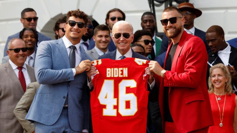Joe Biden recibe a los campeones Kansas City Chiefs en la Casa Blanca