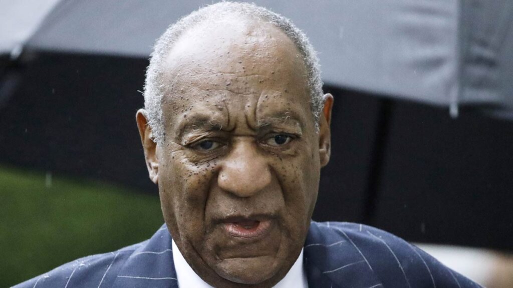 Bill Cosby llega para una audiencia de sentencia luego de su condena por agresión sexual. AP