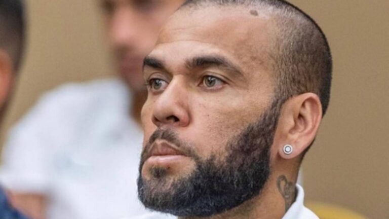 Un preso contó cómo pasa los días Dani Alves en prisión: “Le gritan maricón y violador”