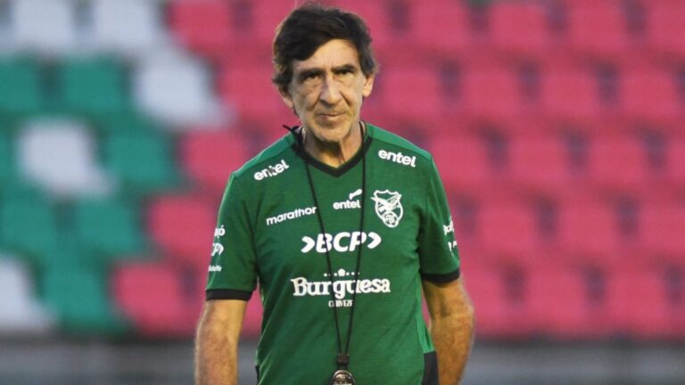 Gustavo Costas asumió como DT de Bolivia… y ya se quiere: “las canchas son un desastre, el jugador boliviano no se forma bien…”