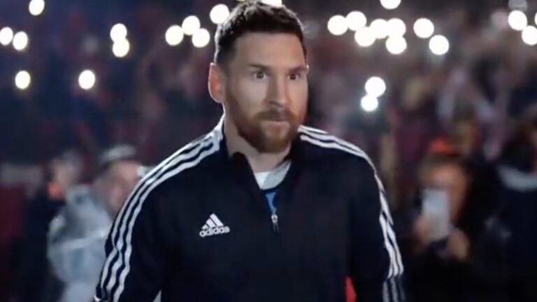 El espectacular recibimiento a Leo Messi en el partido despedida de Maxi Rodríguez, y su golazo de tiro libre