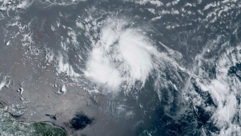 Tormenta tropical Bret avanza hacia el Caribe oriental