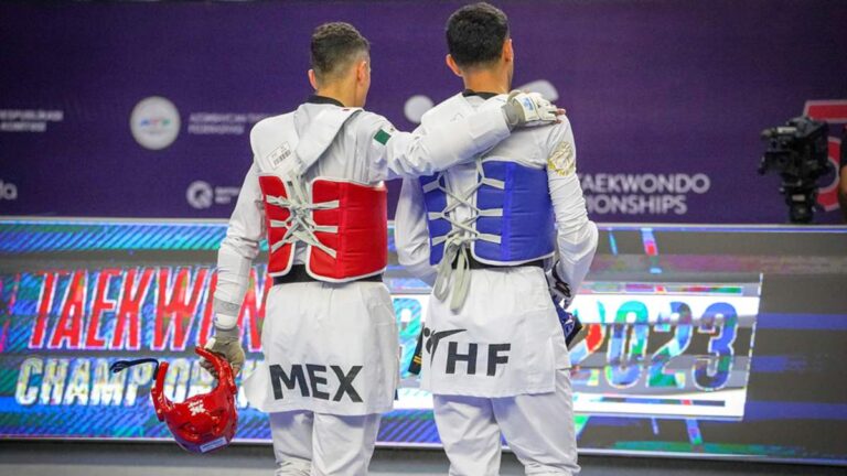 El taekwondoín mexicano Carlos Navarro consuela a Yehya Al Ghotani del equipo de Refugiados