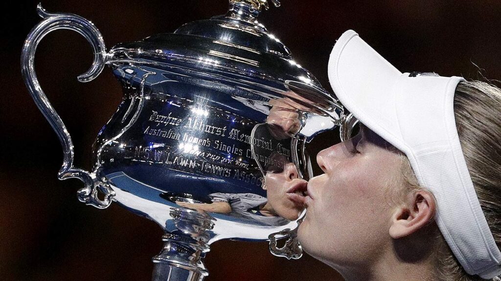 Caroline Wozniacki besa el trofeo de campeona del Abierto de Australia. AP