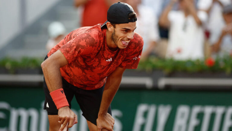 Francisco Cerúndolo cae con las botas puestas en Roland Garros