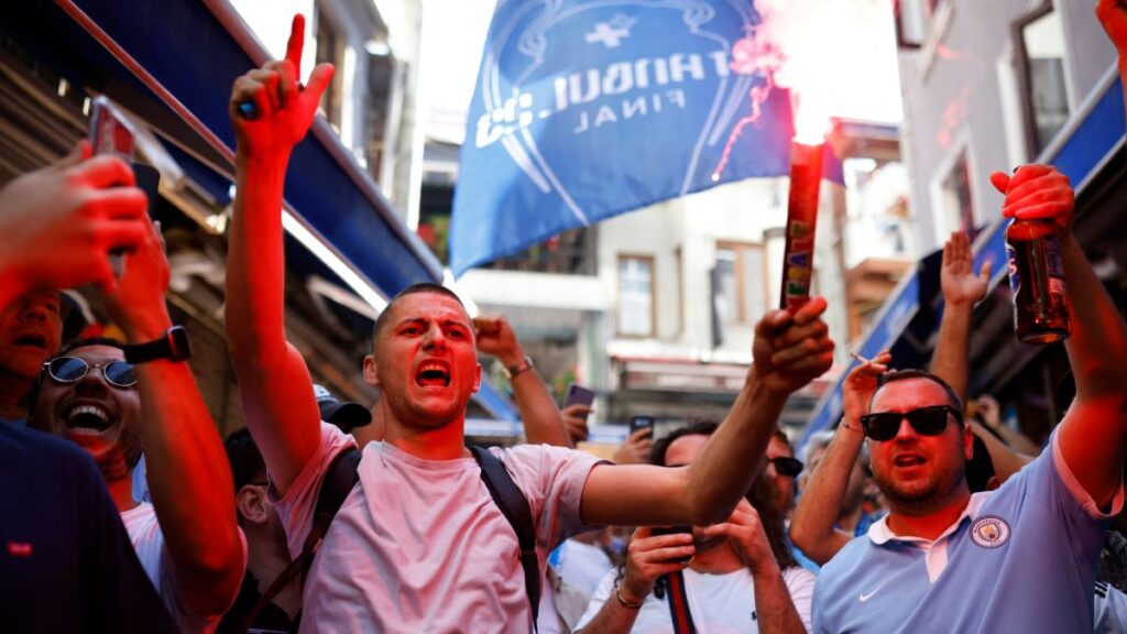 Aficionados del City entonan las canciones de Oasis en Estambul