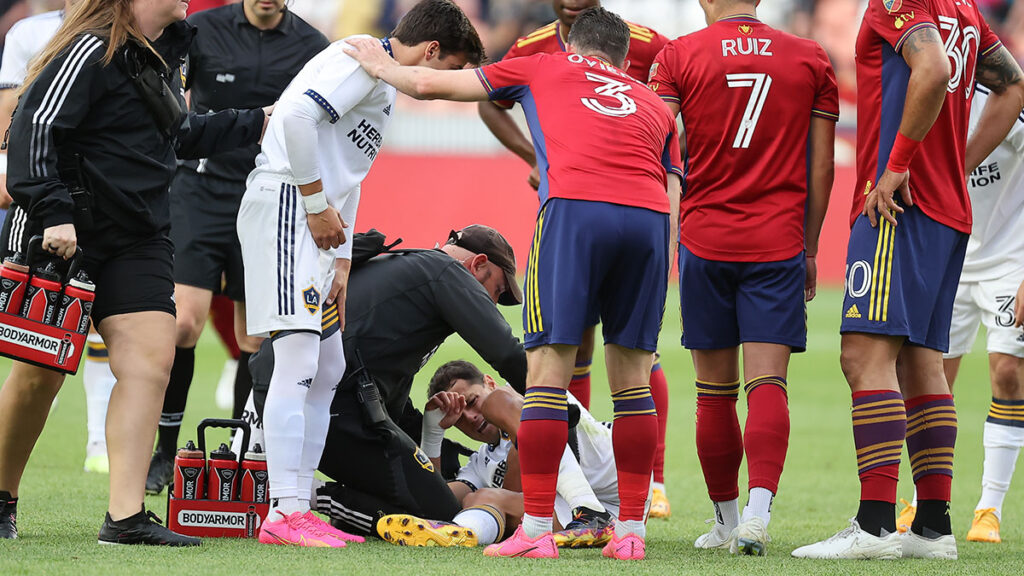 Chicharito salió lesionado en el duelo ante el Real Salt Lake. Reuters