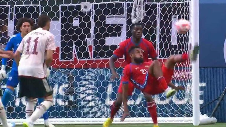 Panamá le devuelve a la selección mexicana un golazo de chilena… pero fue anulado por fuera de lugar
